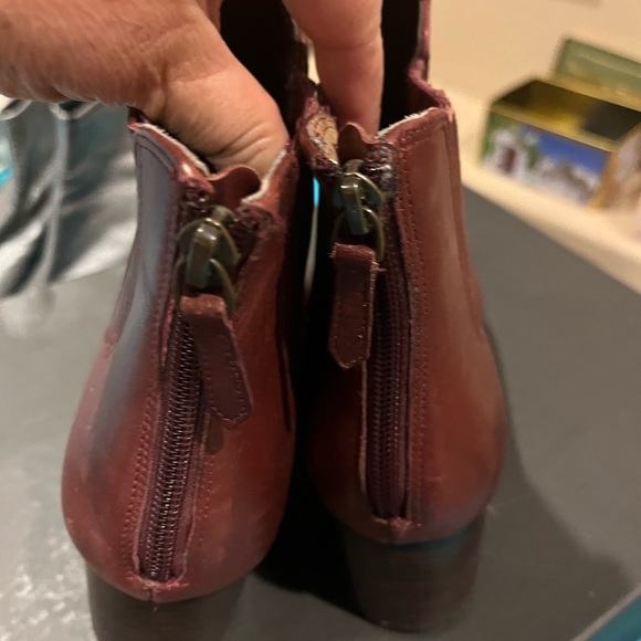 Boots color red , 2 inches heels almost new , I wear twice.Arizona is hot for 👢 - Picture 9 of 11